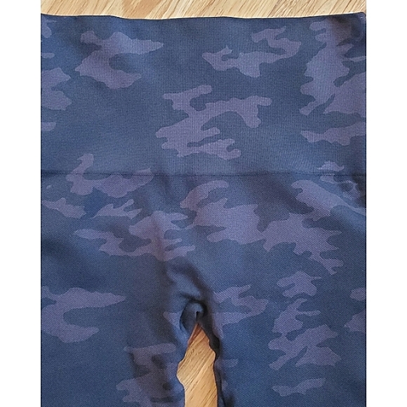 New Spanx Look at Me Now Seamless Cropped Leggings Size Small Black Camo - Picture 10 of 16